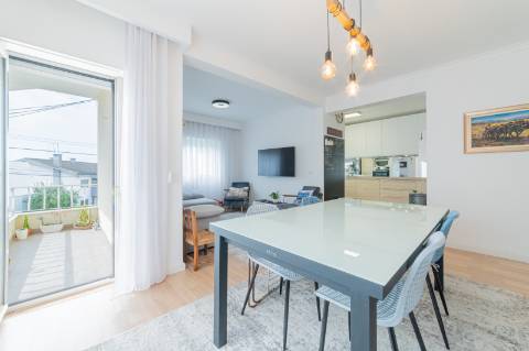 Duplex T4 Totalmente Renovado em Moradia Isolada Queijas