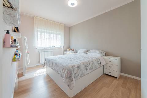 Duplex T4 Totalmente Renovado em Moradia Isolada Queijas