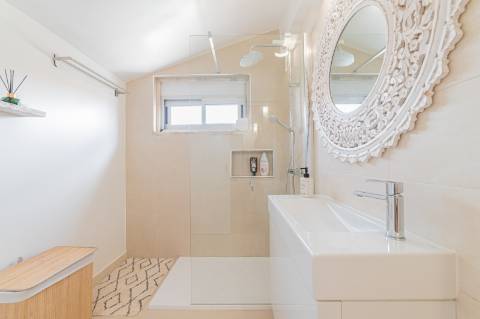 Duplex T4 Totalmente Renovado em Moradia Isolada Queijas