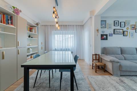 Duplex T4 Totalmente Renovado em Moradia Isolada Queijas