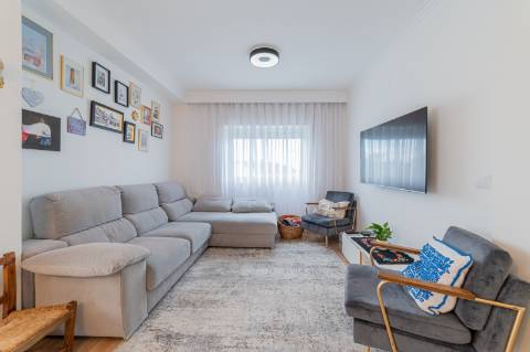 Duplex T4 Totalmente Renovado em Moradia Isolada Queijas