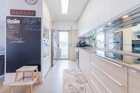 Duplex T4 Totalmente Renovado em Moradia Isolada Queijas