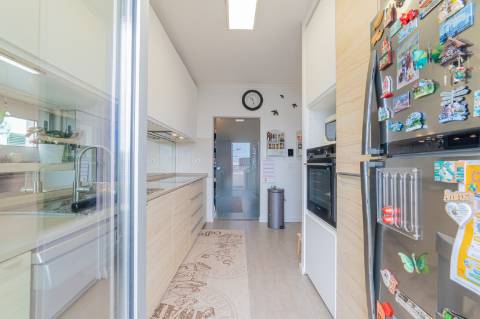 Duplex T4 Totalmente Renovado em Moradia Isolada Queijas