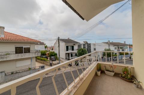 Duplex T4 Totalmente Renovado em Moradia Isolada Queijas