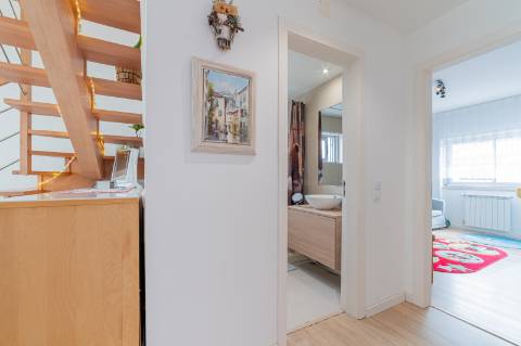 Duplex T4 Totalmente Renovado em Moradia Isolada Queijas