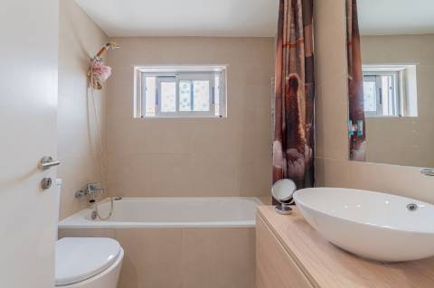 Duplex T4 Totalmente Renovado em Moradia Isolada Queijas