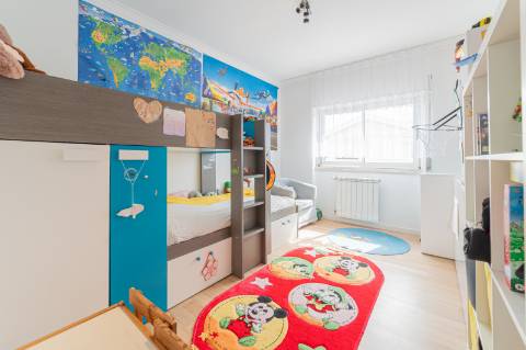 Duplex T4 Totalmente Renovado em Moradia Isolada Queijas