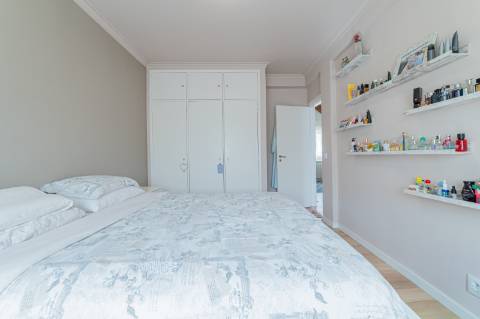 Duplex T4 Totalmente Renovado em Moradia Isolada Queijas