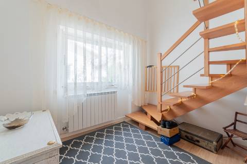 Duplex T4 Totalmente Renovado em Moradia Isolada Queijas