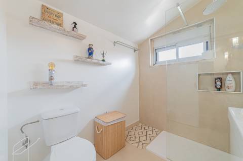 Duplex T4 Totalmente Renovado em Moradia Isolada Queijas