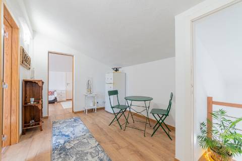 Duplex T4 Totalmente Renovado em Moradia Isolada Queijas