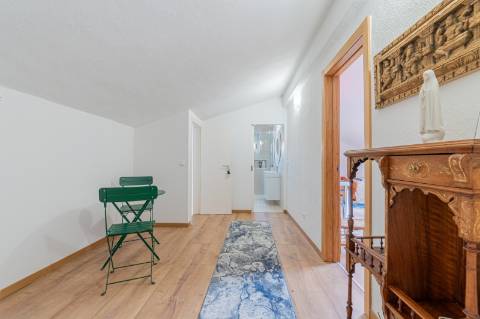 Duplex T4 Totalmente Renovado em Moradia Isolada Queijas