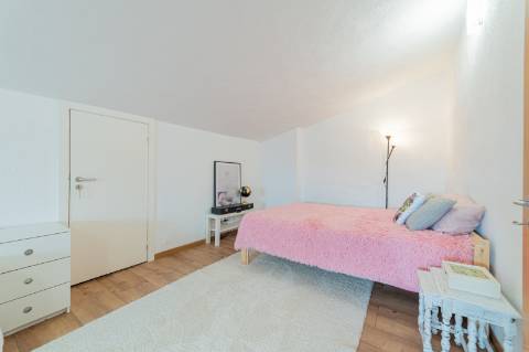 Duplex T4 Totalmente Renovado em Moradia Isolada Queijas