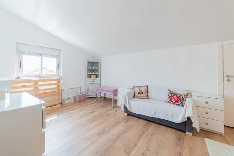 Duplex T4 Totalmente Renovado em Moradia Isolada Queijas