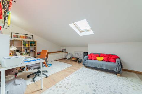 Duplex T4 Totalmente Renovado em Moradia Isolada Queijas