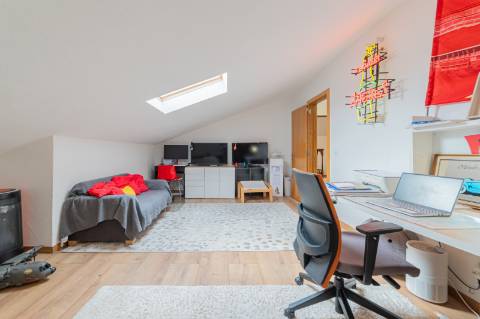 Duplex T4 Totalmente Renovado em Moradia Isolada Queijas