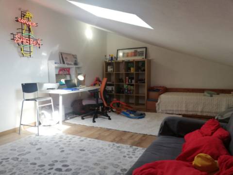 Duplex T4 Totalmente Renovado em Moradia Isolada Queijas