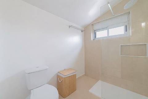 Duplex T4 Totalmente Renovado em Moradia Isolada Queijas