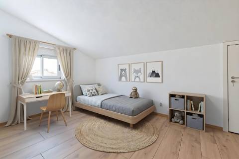 Duplex T4 Totalmente Renovado em Moradia Isolada Queijas