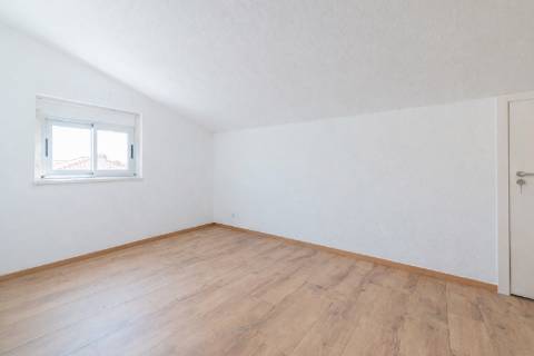 Duplex T4 Totalmente Renovado em Moradia Isolada Queijas