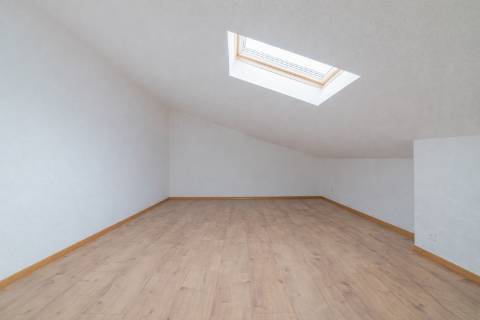 Duplex T4 Totalmente Renovado em Moradia Isolada Queijas