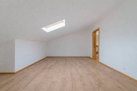 Duplex T4 Totalmente Renovado em Moradia Isolada Queijas