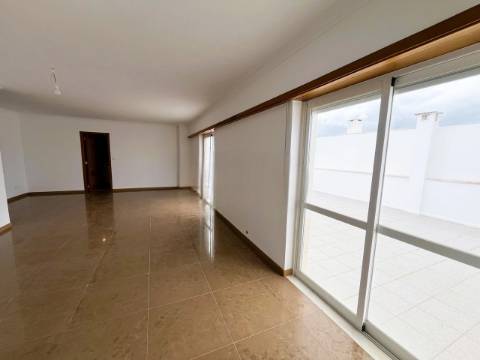 Moradia T4 na Cotovia, Sesimbra - Conforto, Espaço e Localização Privilegiada