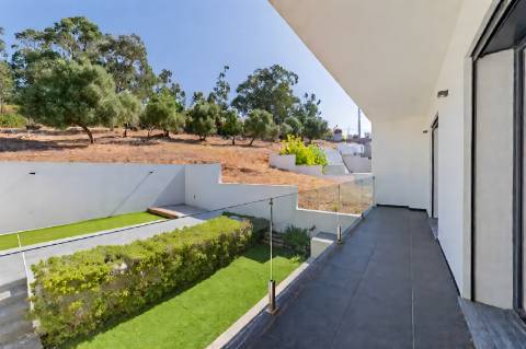 Moradia T3 em Caneças, com excelente jardim e garagem