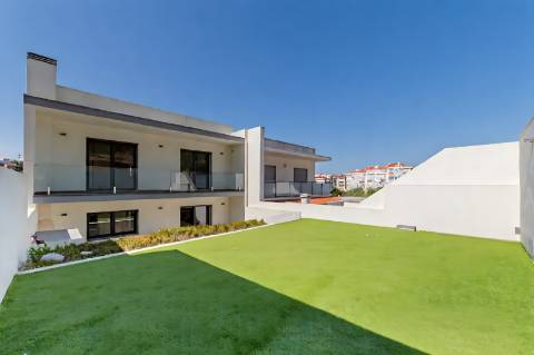 Moradia T3 em Caneças, com excelente jardim e garagem