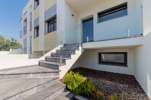 Moradia T3 em Caneças, com excelente jardim e garagem