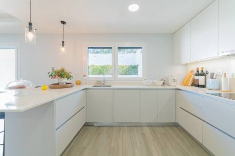 Moradia T3 em Caneças, com excelente jardim e garagem