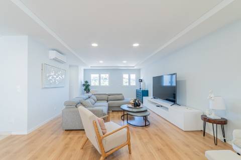 Moradia T3 em Caneças, com excelente jardim e garagem