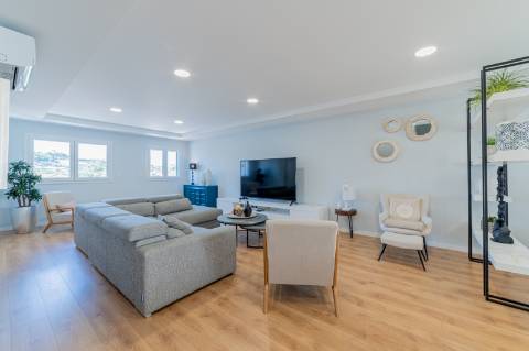 Moradia T3 em Caneças, com excelente jardim e garagem