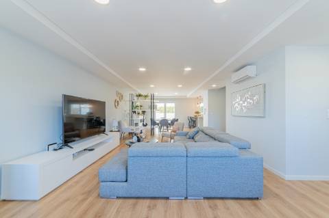 Moradia T3 em Caneças, com excelente jardim e garagem