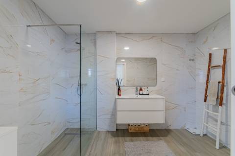 Moradia T3 em Caneças, com excelente jardim e garagem