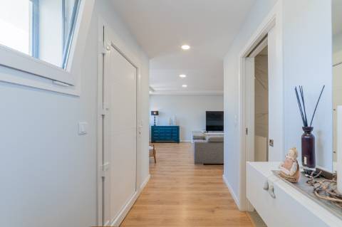 Moradia T3 em Caneças, com excelente jardim e garagem