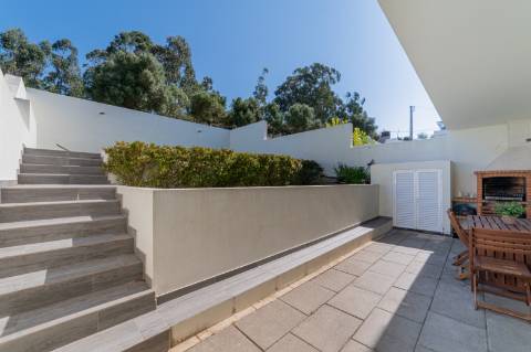 Moradia T3 em Caneças, com excelente jardim e garagem