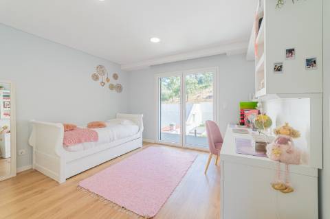 Moradia T3 em Caneças, com excelente jardim e garagem