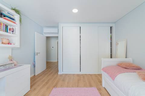 Moradia T3 em Caneças, com excelente jardim e garagem