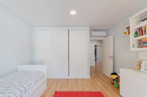 Moradia T3 em Caneças, com excelente jardim e garagem