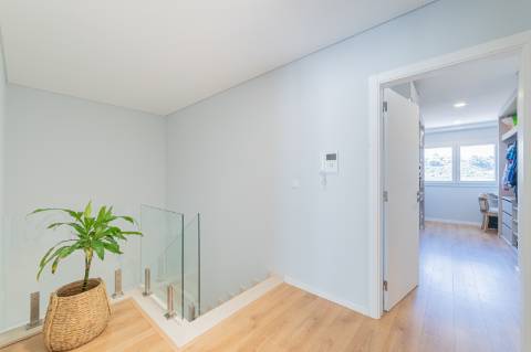 Moradia T3 em Caneças, com excelente jardim e garagem