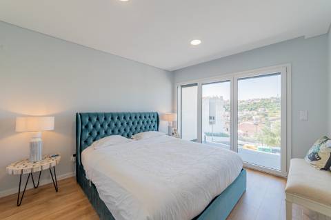 Moradia T3 em Caneças, com excelente jardim e garagem