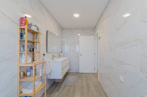 Moradia T3 em Caneças, com excelente jardim e garagem