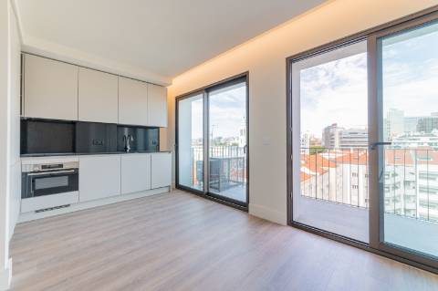 T1 com Varanda nas Avenidas Novas - Centralidade e Estilo no Coração de Lisboa