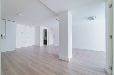 T2 com Terraço de 49 m² e Estacionamento nas Avenidas Novas