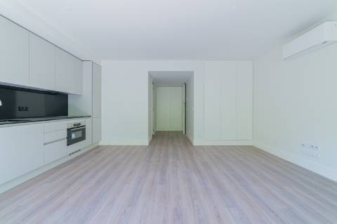 T1 com Varanda nas Avenidas Novas - Conforto e Estilo no Centro de Lisboa