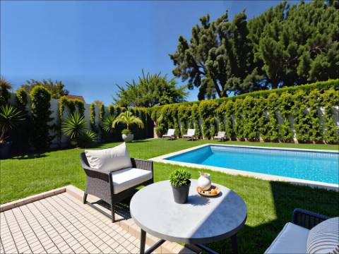 Moradia Geminada T4 totalmente renovada, perto do mar