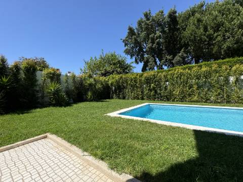 Moradia Geminada T4 totalmente renovada, perto do mar