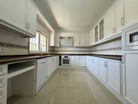 Moradia Geminada T4 totalmente renovada, perto do mar