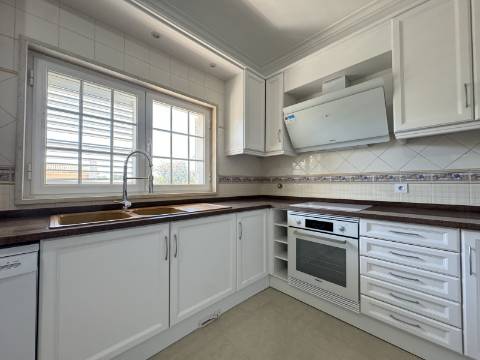 Moradia Geminada T4 totalmente renovada, perto do mar